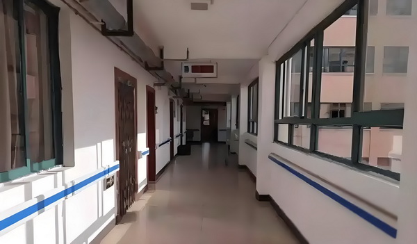 小情侣开车吵架男子突然开门下车被撞